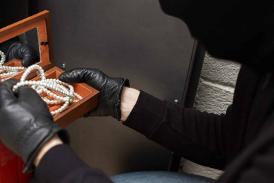 Binəqədidə evdən pul və qızıl-zinət əşyaları oğurlanıb