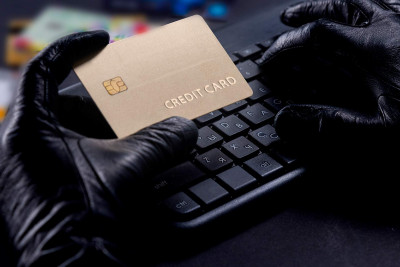 Paytaxt sakininin kartından 2800 manat oğurlanıb