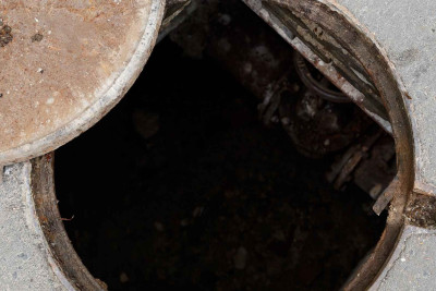 Sabunçu rayonunda velosipedçi kanalizasiya quyusuna düşüb