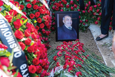 Mübariz Mənsimovun atasının üç mərasimi keçirilib