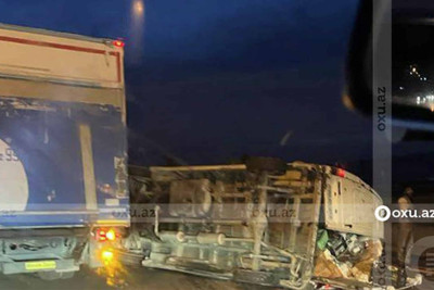 Lökbatanda süd məhsulları daşıyan avtomobil aşıb