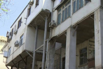 Hüseyn Cavid prospektində kanalizasiya suyu küçəyə axır