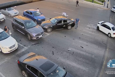 2 avtomobilin toqquşması nəticəsində piyada vurulub - VİDEO