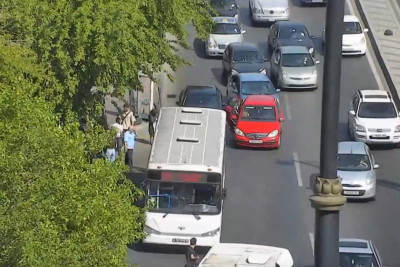 Tbilisi prospektində sürücü ürəktutma səbəbindən qəzaya uğrayıb