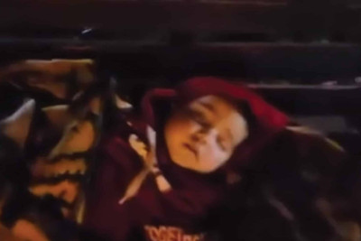 Keçmiş direktor kiçik nəvəsi ilə şəhər parkında yaşayır