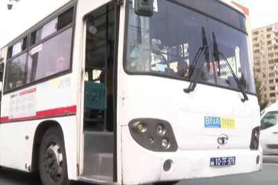 Paytaxt yollarında təhlükə səbəblərindən biri – əlindən telefonu buraxmayan avtobus sürücüləri