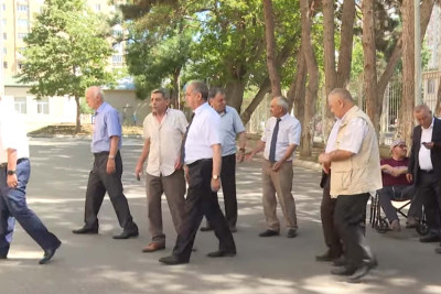 Bakı liseyinin şagirdləri məzun olduqdan 50 il sonra müəllimə baş çəkiblər - VİDEO