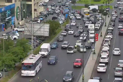 Tbilisi prospektində nasaz avtomobil sıxlığa səbəb olub - VİDEO