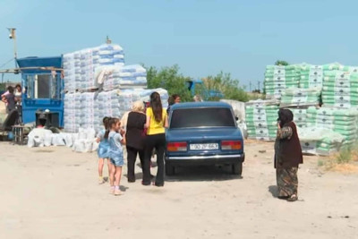 Zığ yolundakı qum bazarından toz havaya qalxaraq ərtaflara yayılır - VİDEO