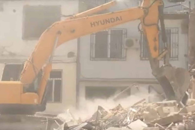 Nəsimi rayonunda sakinlər zorla evdən çıxarılırlar, mənzilləri sökülür