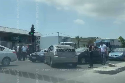 Mərdəkanda iki “Prius” toqquşub: yolda tıxac yaranıb - VİDEO