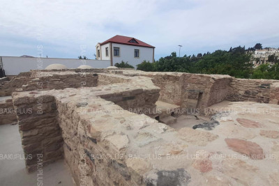 Torpaq altında qalan abidə: Balaxanının Qum hamamı
