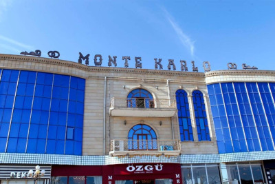 “Monte Karlo”da ofisiantlar arasında kütləvi dava olub: yaralanan var