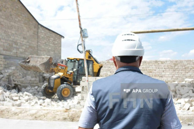 Buzovnada qanunsuz tikilinin sökülməsinə başlanılıb