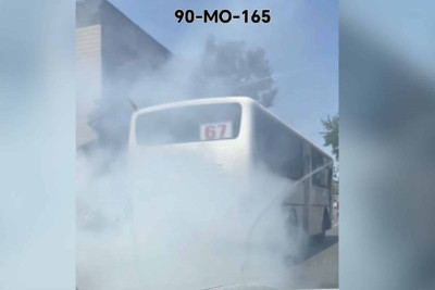 Bakıda tüstüləyən avtobusun sürücüsü hərəkətə davam edib - VİDEO