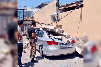 Bakıda avtomobil daşların altında qalıb