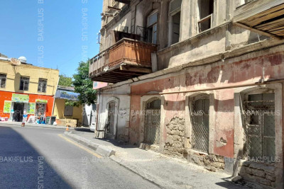 Şəhərin mərkəzində yerləşən qəzalı bina piyadalar üçün təhlükə saçır
