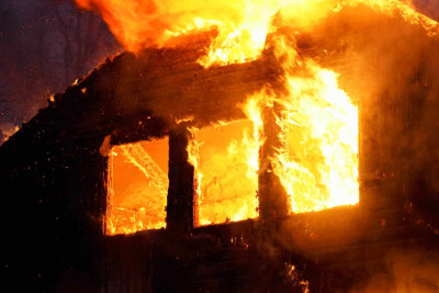 Xəzərdə yerləşən yarımtikilidə yanğın baş verib