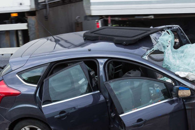 Nobel prospektində ağır qəza: avtomobil mağazaya “girib”