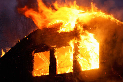 Xəzərdə 5 otaqlı ev yanıb