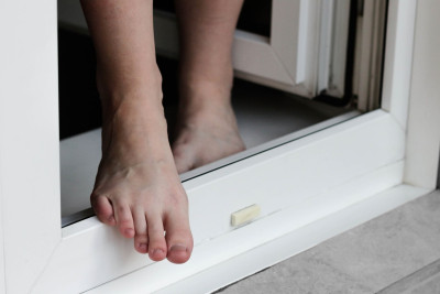 Nərimanovda qadın özünü binadan atıb