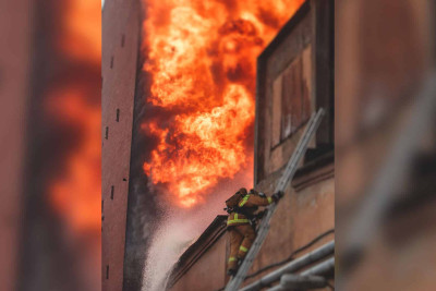 Nərimanovda ikimərtəbli binada yanğın baş verib
