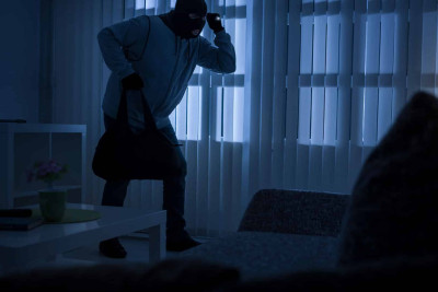 Sabunçuda evdən 3000 manatlıq oğurluq edilib