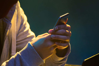 Xətaidə 1 nəfəri hədələyərək onun telefonunu talayıblar