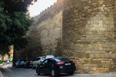 Bakıda qala divarlarının ətrafını parkinq ediblər