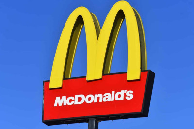 Gənc oğlan “McDonalds”da monitoru sındırıb