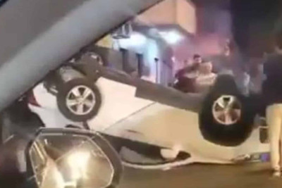 “28 May” metrosunun yaxınlığında qəza olub: avtomobillərdən biri aşıb