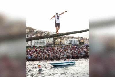 Red Bull kişiləri 10 metrlik yağlı dirəklə sınayacaq