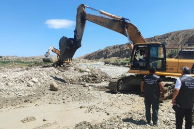 Qaradağda qanunsuz torpaq daşınıb