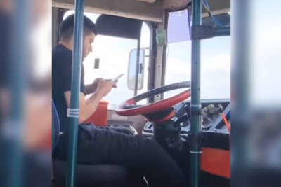 Telefonla “oynayan” avtobus sürücüsü işdən çıxarılıb - VİDEO