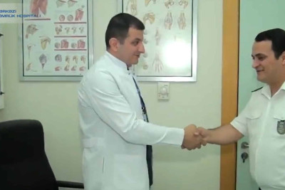 Özünü pəncərədən atan qızını xilas etmək istəyən gömrükçü sağalıb