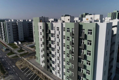 Suraxanıda qadın özünü binadan atıb