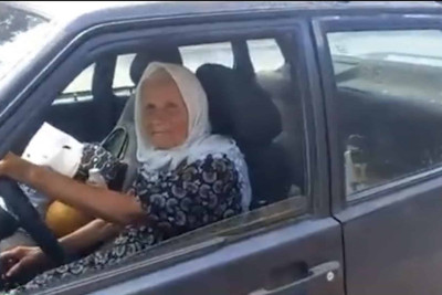 Türkanda yaşayan 76 yaşlı sürücü nənə gənc sürücülərə məsləhət görüb - VİDEO