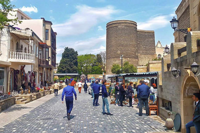 İçərişəhərdə nalayiq ifadələr işlədən şəxs cərimələnib