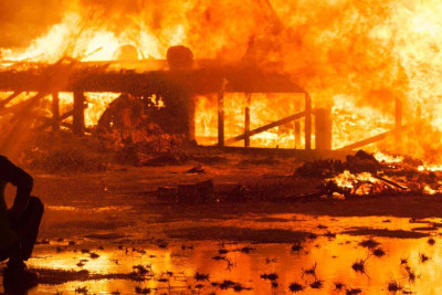 Xəzərdə taxta sexi yanıb