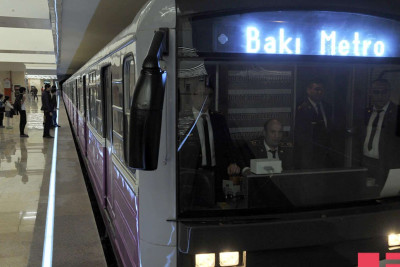 Metroda qatarda nasazlıq yaranıb