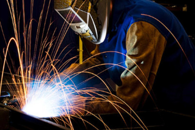 Bakıda qaynaq işləri görən şəxsin üzərinə benzin tökülüb