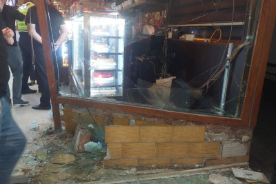 Nəsimidə sürücü idarəetməni itirdiyindən avtomobil restorana çarpılıb