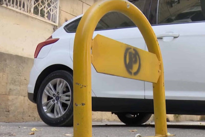 Nərimanovda binaların həyətləri zəncirlənib