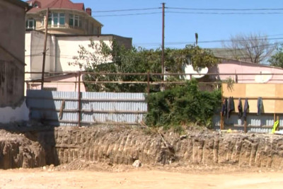 Bakıda tikinti şirkəti bir sakinə görə bir ildən çoxdur ki, tikinti işlərini başlaya bilmir - VİDEO