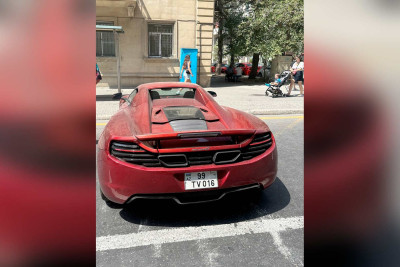 Bakıda “McLaren” avtobusların dayanacağa daxil olmasına maneə törədib