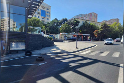 Bakıda səkinin ortasında salınan “avtosalon” yığışdırılıb