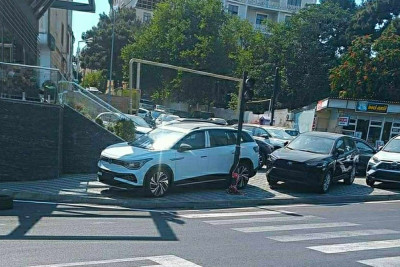 Bakıda səkinin ortasında “avtosalon” açılıb