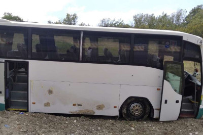 Bakı-Oğuz marşrutu ilə hərəkət edən sərnişin avtobusu qəzaya uğrayıb