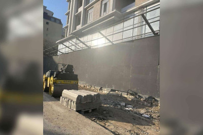 Nərimanovda piyada səkisi parkinqə çevrilir