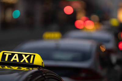 Xətaidə taksi yol qəzasına uğrayıb: xəsarət alan var